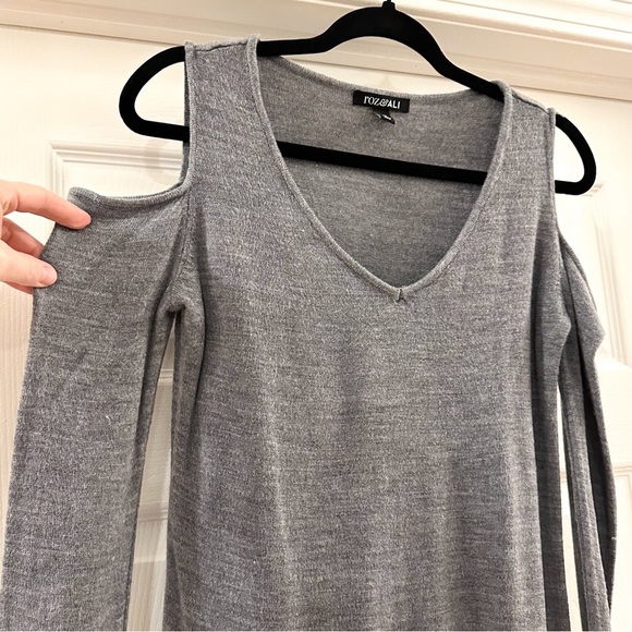 Roz & Ali Cold Shoulder Soft Gray Casual Sweater Top sz Small - Picture 2 of 5